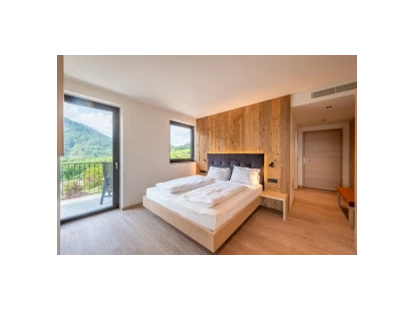 Pensionen - Restaurant - Ferienwohnung Süd- West mit einer geschützten Loggia zur Südseite und einem sonnigen Balkon zur Westseite. Die Küche ist mit Induktion und Spülmaschine eingerichtet. Die Wohnung hat 38m², ein Schlafzimmer und einen Wohnraum, jeweils mit Balkon. - Pension Plarserhof