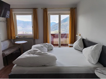 Pensionen - Restaurant - Unsere Zimmer klein mit einem kleinen Bad, kleiner Sitzecke aber möblierten Balkon mit herrlichen Blick auf Meran - Pension Plarserhof