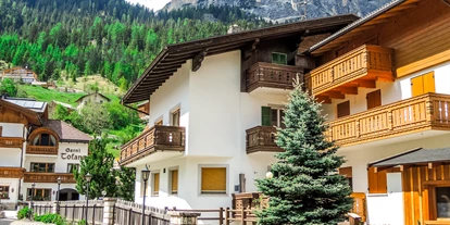 Pensionen - St. Kassian - Garten im Sommer - Garni Gabrieli