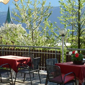 Frühstückspension: Terrasse mit traumhaften Ausblick übers Etschtal in die Meraner Bergwelt. - Pension Sonnheim