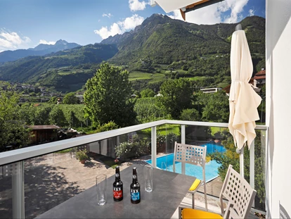 Pensionen - Naturns - Außer einem sonnigen, südlich ausgerichteten Balkon verfügt die gelbe Ferienwohnung über einen Westbalkon mit   phantastischen Blick auf das Schwimmbad und die Bergwelt.   - Residence Sonnengarten**