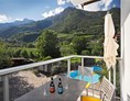Frühstückspension: Außer einem sonnigen, südlich ausgerichteten Balkon verfügt die gelbe Ferienwohnung über einen Westbalkon mit   phantastischen Blick auf das Schwimmbad und die Bergwelt.   - Residence Sonnengarten**