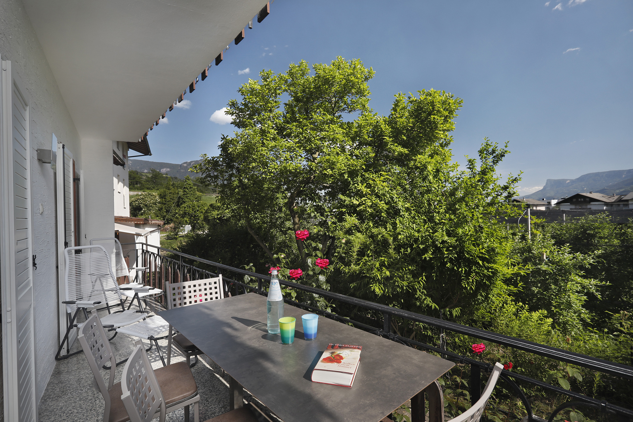 Frühstückspension: Der Südbalkon der gold-blauen Ferienwohnung ist inmitten der Natur sowohl vom Schlafzimmer als auch vom Wohnzimmer aus begehbar. - Residence Sonnengarten**