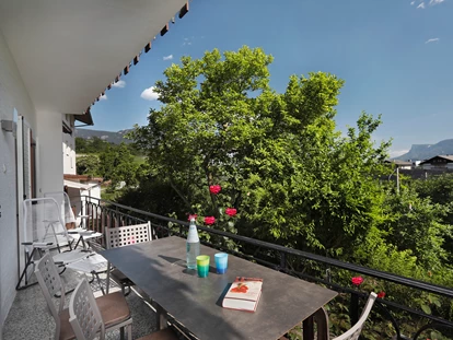 Pensionen - Naturns - Der Südbalkon der gold-blauen Ferienwohnung ist inmitten der Natur sowohl vom Schlafzimmer als auch vom Wohnzimmer aus begehbar. - Residence Sonnengarten**