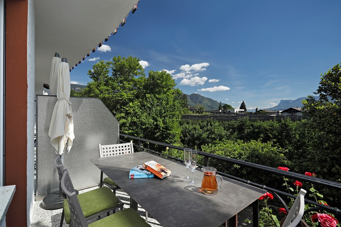 Frühstückspension: Genießen Sie eine Auszeit oder nehmen Ihre Mahlzeit auf dem vom Grün der Obstwiesen umgebenen, sonnigen Balkon ein.     - Residence Sonnengarten**