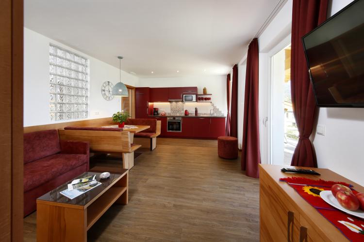 Frühstückspension: Unsere rote Ferienwohnung ist groß und luftig, hell und modern, genau richtig um neue Energie zu tanken. - Residence Sonnengarten**