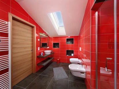 Pensionen - Naturns - Das extravagante Bad in seinem starken Rotton lässt jedes Urlauberherz höher schlagen.  - Residence Sonnengarten**