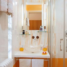 Frühstückspension: Die Kombination von weiß und orange finden Sie auch in der modernen sanitären Anlage des orangen Doppelzimmers.   - Residence Sonnengarten**