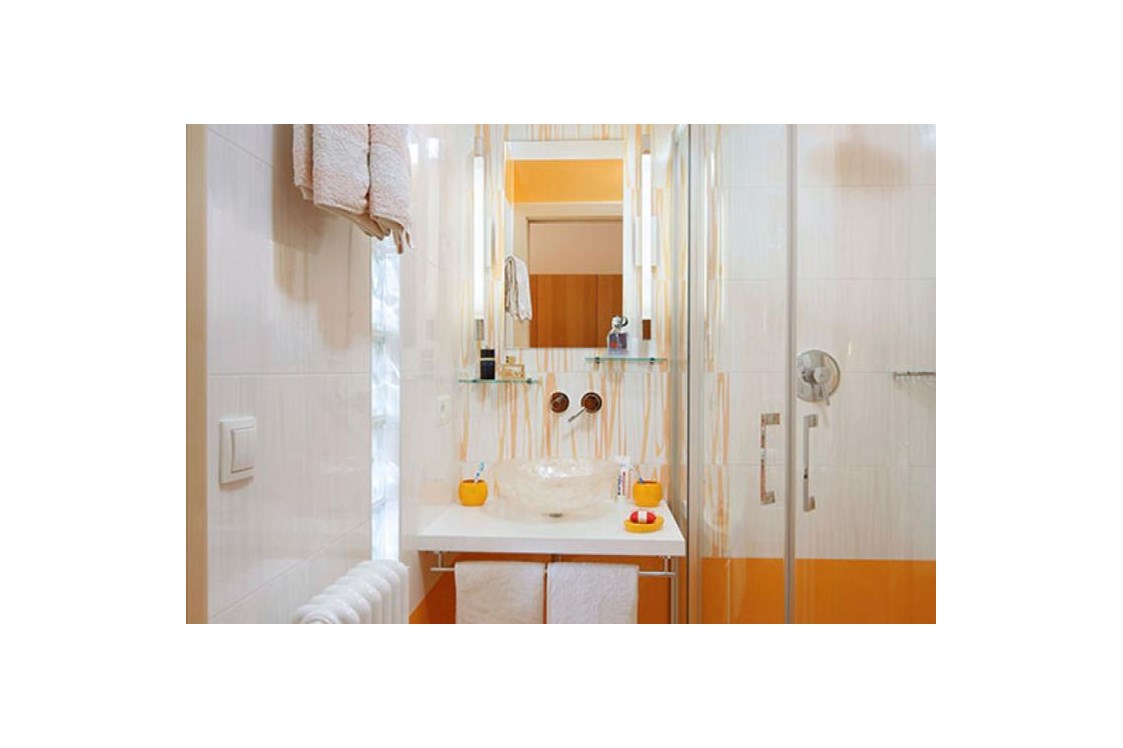 Frühstückspension: Die Kombination von weiß und orange finden Sie auch in der modernen sanitären Anlage des orangen Doppelzimmers.   - Residence Sonnengarten**
