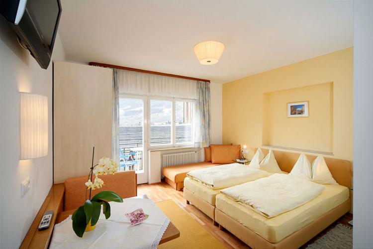 Pensionen - Balkon - Meran - Das beruhigende helle Gelb im Schlafzimmer unserer gelben Ferienwohnung fördert einen guten Schlaf um dann jeden neuen Urlaubstag entspannt und ausgeruht beginnen zu können.   - Residence Sonnengarten**