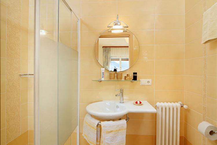 Pensionen - Balkon - Meran - Farblich abgestimmt mit dem Schlafzimmer verfügt das Bad über eine großzügige Dusche mit hochmoderner Regenschauerbrause, einem individuellem Waschtisch, Haar Föhn und WC.        - Residence Sonnengarten**
