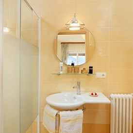 Frühstückspension: Farblich abgestimmt mit dem Schlafzimmer verfügt das Bad über eine großzügige Dusche mit hochmoderner Regenschauerbrause, einem individuellem Waschtisch, Haar Föhn und WC.        - Residence Sonnengarten**