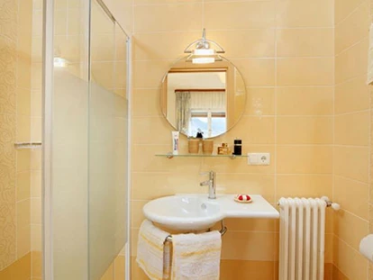 Pensionen - Naturns - Farblich abgestimmt mit dem Schlafzimmer verfügt das Bad über eine großzügige Dusche mit hochmoderner Regenschauerbrause, einem individuellem Waschtisch, Haar Föhn und WC.        - Residence Sonnengarten**