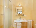 Frühstückspension: Farblich abgestimmt mit dem Schlafzimmer verfügt das Bad über eine großzügige Dusche mit hochmoderner Regenschauerbrause, einem individuellem Waschtisch, Haar Föhn und WC.        - Residence Sonnengarten**