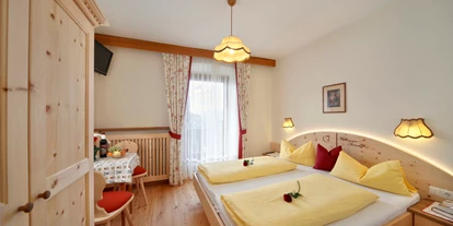 Pensionen - Naturns - Unsere Zimmer am Bauernhof - Zirbe ein Holz zum Wohlfühlen
Geruhsame Stunden am Steinerhof das sind unsere Zimmer am Bauernhof
Unsere neu eingerichteten Doppelbettzimmer aus massivem Zirbenholz sorgen für einen gesunden und erholsamen Schlaf. Alle Zimmer am Bauernhof verfügen über ein Doppelbett, eine Sitzecke, Fernseher, Safe, Radio, Badezimmer mit Dusche/WC, WLAN und einen Südbalkon. Vom Balkon aus genießen Sie einen herrlichen Panoramablick auf die Texel-, Brenta- und Ortlergruppe sowie auf die Laugenspitze und die Ötztaler Alpen. 
Genuss am Bauernhof
Nach einer geruhsamen Nacht erwartet Sie in unserer gemütlichen Bauernstube ein reichhaltiges Frühstücksbuffet, das von der Hausherrin Erika jeden Tag mit viel Liebe für Sie vorbereitet wird. Selbst gemachte Fruchtaufstriche, Obst je nach Saison, frische Milch und Eier von glücklichen Hühnern dürfen da natürlich nicht fehlen.
Bei schönem Wetter können Sie Ihr Frühstück auch gern auf der Sonnenterrasse mit Blick zur Laugenspitze genießen
 - Steinerhof Hafling