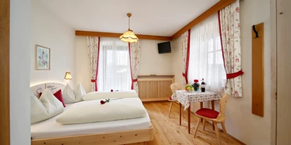 Pensionen - Naturns - Unsere Zimmer am Bauernhof - Zirbe ein Holz zum Wohlfühlen
Geruhsame Stunden am Steinerhof das sind unsere Zimmer am Bauernhof
Unsere neu eingerichteten Doppelbettzimmer aus massivem Zirbenholz sorgen für einen gesunden und erholsamen Schlaf. Alle Zimmer am Bauernhof verfügen über ein Doppelbett, eine Sitzecke, Fernseher, Safe, Radio, Badezimmer mit Dusche/WC, WLAN  und einen Südbalkon. Vom Balkon aus genießen Sie einen herrlichen Panoramablick auf die Texel-, Brenta- und Ortlergruppe sowie auf die Laugenspitze und die Ötztaler Alpen. 
Genuss am Bauernhof
Nach einer geruhsamen Nacht erwartet Sie in unserer gemütlichen Bauernstube ein reichhaltiges Frühstücksbuffet, das von der Hausherrin Erika jeden Tag mit viel Liebe für Sie vorbereitet wird. Selbst gemachte Fruchtaufstriche, Obst je nach Saison, frische Milch und Eier von glücklichen Hühnern dürfen da natürlich nicht fehlen.
Bei schönem Wetter können Sie Ihr Frühstück auch gern auf der Sonnenterrasse mit Blick zur Laugenspitze genießen
 - Steinerhof Hafling