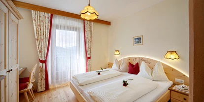 Pensionen - Naturns - Unsere Zimmer am Bauernhof - Zirbe ein Holz zum Wohlfühlen
Geruhsame Stunden am Steinerhof das sind unsere Zimmer am Bauernhof
Unsere neu eingerichteten Doppelbettzimmer aus massivem Zirbenholz sorgen für einen gesunden und erholsamen Schlaf. Alle Zimmer am Bauernhof verfügen über ein Doppelbett, eine Sitzecke, Fernseher, Safe, Radio, Badezimmer mit Dusche/WC, WLAN  und einen Südbalkon. Vom Balkon aus genießen Sie einen herrlichen Panoramablick auf die Texel-, Brenta- und Ortlergruppe sowie auf die Laugenspitze und die Ötztaler Alpen. 
Genuss am Bauernhof
Nach einer geruhsamen Nacht erwartet Sie in unserer gemütlichen Bauernstube ein reichhaltiges Frühstücksbuffet, das von der Hausherrin Erika jeden Tag mit viel Liebe für Sie vorbereitet wird. Selbst gemachte Fruchtaufstriche, Obst je nach Saison, frische Milch und Eier von glücklichen Hühnern dürfen da natürlich nicht fehlen.
Bei schönem Wetter können Sie Ihr Frühstück auch gern auf der Sonnenterrasse mit Blick zur Laugenspitze genießen
 - Steinerhof Hafling