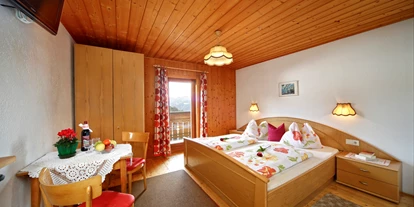 Pensionen - Naturns -  Das Buchenzimmerr  mit Dusche, WC, Safe,  Sat-TV, Lkostenloser Glasfaser-WLAN, Südbalkon  mit Panoramablick  mit Frühstücksbuffet  in unserer Stube oder Terasse - Steinerhof Hafling