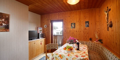 Pensionen - Naturns - Ferienwohnung mit Südbalkon
Ferienwohnung Laugen
Die Ferienwohnung Laugen verfügt über einen Schlafraum, ein Badezimmer, eine Küche und einen Wohnraum mit Südbalkon und herrlichem Panoramablick auf die Texel- und Ortlergruppe. 
Aber auch die Laugenspitze und die Ötztaler Alpen kann man vom Balkon aus sehen.
- Wohnraum mit Balkon, Essecke, Flachbild-TV, Radio
- Küche mit Geschirr, Besteck, Kochtöpfen, Gläsern, Geschirrtüchern, Kühlschrank mit Gefrierfach, Kaffeemaschine, Wasserkocher, Toaster, Mixer, Eierkocher, Brotschneidemaschine und zwei Herdplatten
- ein neu eingerichtetes Schlafzimmer mit Doppelbett aus Zirbenholz und einem großen Kleiderschrank (Bettwäsche vorhanden), Safe, WLAN
- Badezimmer mit Dusche, WC und Handtüchern 
Frühstück auf Anfrage - Steinerhof Hafling