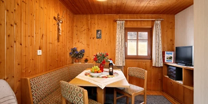 Pensionen - Naturns - Ferienwohnung Ifinger
Die Ferienwohnung Ifinger verfügt über einen Schlafraum, ein Badezimmer, eine Küche und einen Wohnraum. Von den Fenstern aus genießen Sie einen Ausblick in die unverbaute, grüne Natur mit Wiesen und Wäldern.
- Wohnraum mit Essecke, Flachbild-TV, Radio
- Küche mit Geschirr, Besteck, Kochtöpfen, Gläsern, Geschirrtüchern, Kühlschrank mit Gefrierfach, Kaffeemaschine, Wasserkocher, Toaster, Mixer, Eierkocher, Brotschneidemaschine und zwei Herdplatten
- ein neu eingerichtetes Schlafzimmer aus Fichtenholz mit Doppelbett und großem Kleiderschrank (Bettwäsche vorhanden), Safe, WLAN
- Badezimmer mit Dusche, WC und Handtüchern
Frühstück auf Anfrage - Steinerhof Hafling