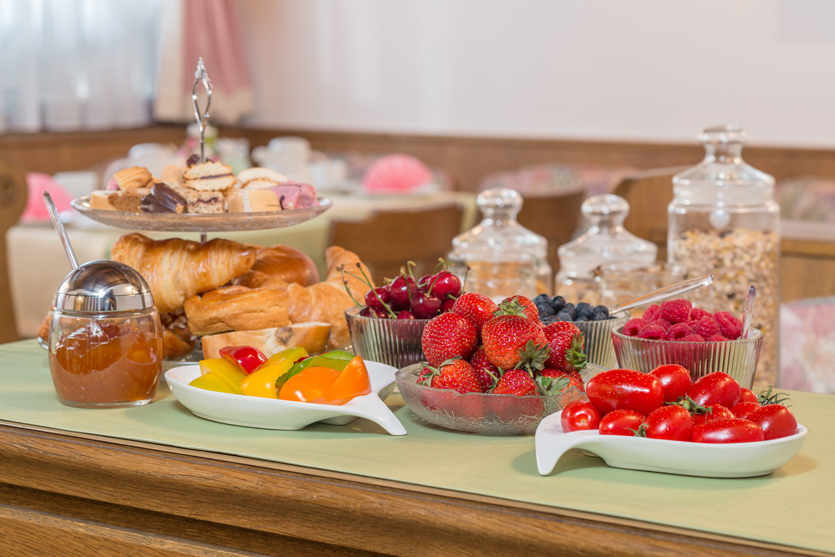 Frühstückspension: Buffet - Pension Kometer***