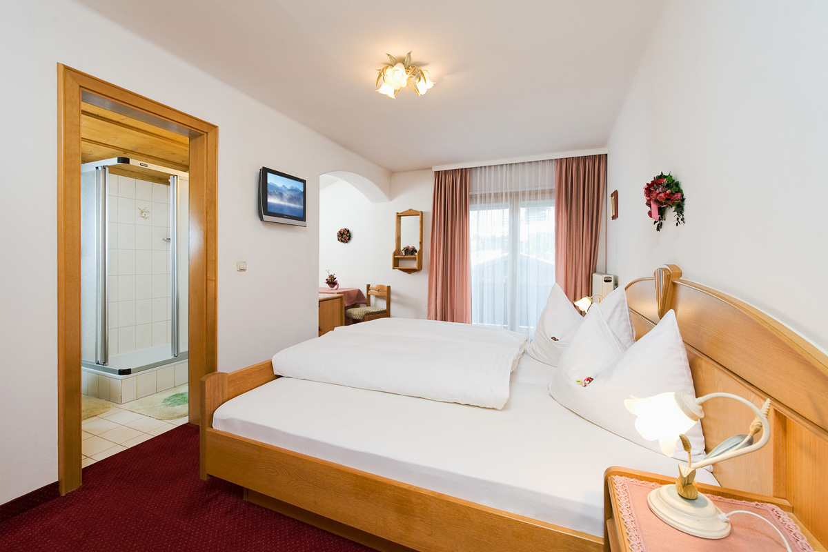 Frühstückspension: Zimmer und Bad - Pension Kometer***