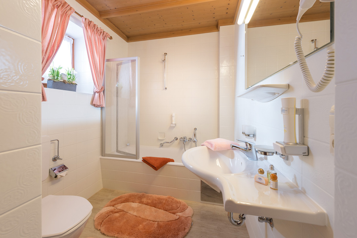 Frühstückspension: Bad - Pension Kometer***