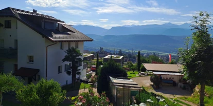 Pensionen - Neumarkt - Blick vom Pool auf das Anwesen  - Ferienhof Zum Schwarzen Kus