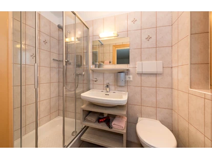 Pensionen - Neumarkt - Dusche Doppel/Mehrbettzimmer ROSADIRA - Haus Claudia