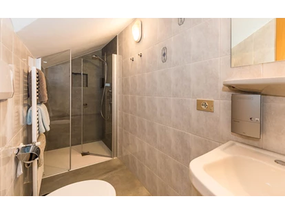 Pensionen - Neumarkt - Dusche Doppel/Dreibettzimmer MOUNTAIN - Haus Claudia
