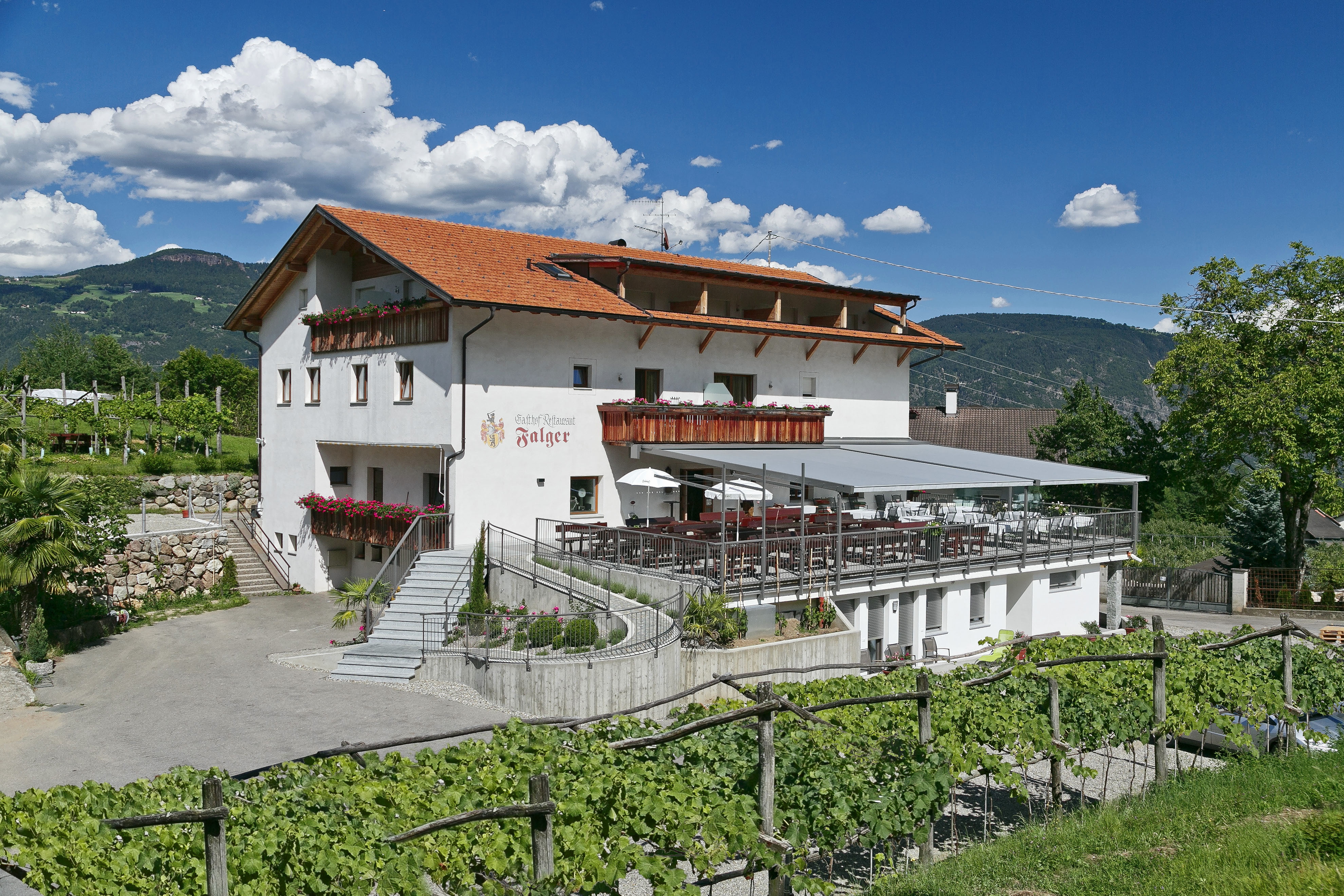 Pensionen - Parkplatz: kostenlos bei der Pension - Kaltern - Außenansicht unseres Gasthofes mit Sonnenterrasse - Gasthof Falger