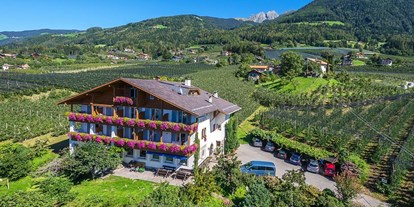Pensionen - Lana (Trentino-Südtirol) - Lage vom Haus mitten im Grünen - Pension Laurin