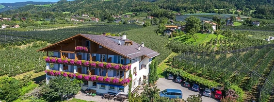 Frühstückspension: Lage vom Haus mitten im Grünen - Pension Laurin