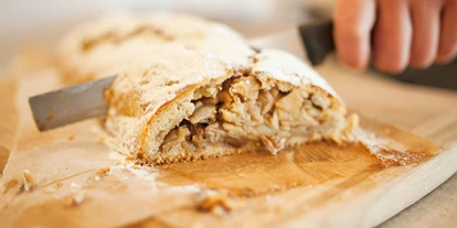 Pensionen - Naturns - Original Südtiroler Apfelstrudel - BIO-Bauernhof Inner-Glieshof