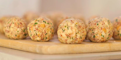 Pensionen - Naturns - Einmal pro Woche bieten wir unseren Gästen einen gemeinsamen Kochnachmittag an; dort bereiten wir Tiroler Spezialitäten zu und verkosten diese dann im gemütlichen Gästeraum - BIO-Bauernhof Inner-Glieshof