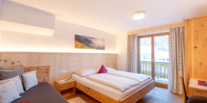 Pensionen - Naturns - gemütliches Zimmer in Zirmholz mit Südbalkon - BIO-Bauernhof Inner-Glieshof