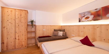 Pensionen - Naturns - gemütliches Zimmer in Zirmholz - BIO-Bauernhof Inner-Glieshof
