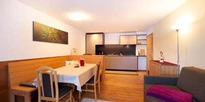 Pensionen - Naturns - Wohnküche der Ferienwohnung St. Sebastian - BIO-Bauernhof Inner-Glieshof