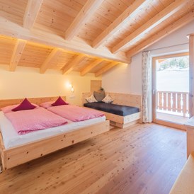 Frühstückspension: geräumiges Zimmer in Zirmholz mit Balkon - BIO-Bauernhof Inner-Glieshof