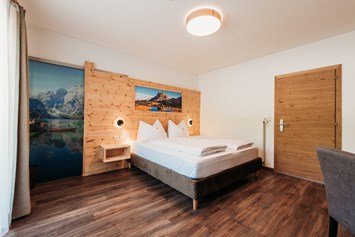 Frühstückspension: Doppelzimmer mit neuen Betten an der Zirbenholzwand.  - Pension Sonnenhof