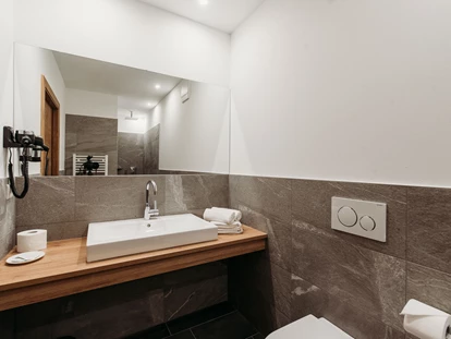 Pensionen - Restaurant - großes Badezimmer in den Suiten.  - Pension Sonnenhof