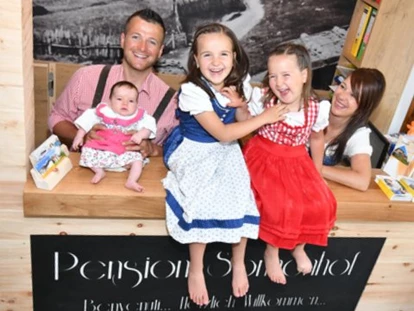 Pensionen - Restaurant - Familie Unterkircher Christian mit Ulli, Lena, Alisa und klein IDA  - Pension Sonnenhof