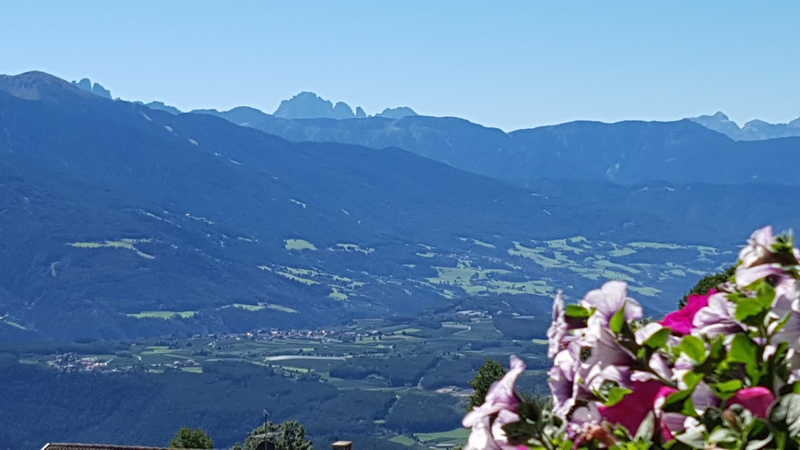 Frühstückspension: Blick vom Balkon ins Eisacktal mit den Dolomiten und Langkofel - Pension Sonnenhof
