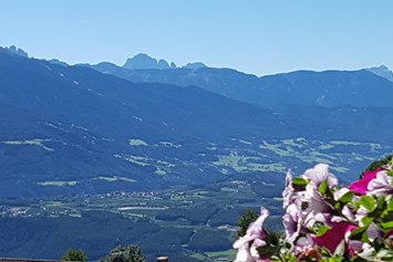 Frühstückspension: Blick vom Balkon ins Eisacktal mit den Dolomiten und Langkofel - Pension Sonnenhof