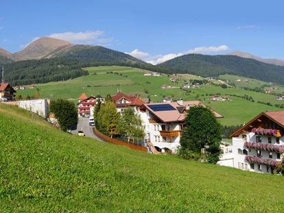 Pensionen - Restaurant - Sonnenhof direkt im Ortsgebiet von Meransen. Anfahrt ohne Auto ganz leicht möglich mit Zug und Seilbahn - Pension Sonnenhof