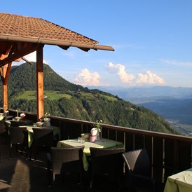Frühstückspension: Terrasse mit herrlichem Ausblick - Panoramapension Etschblick