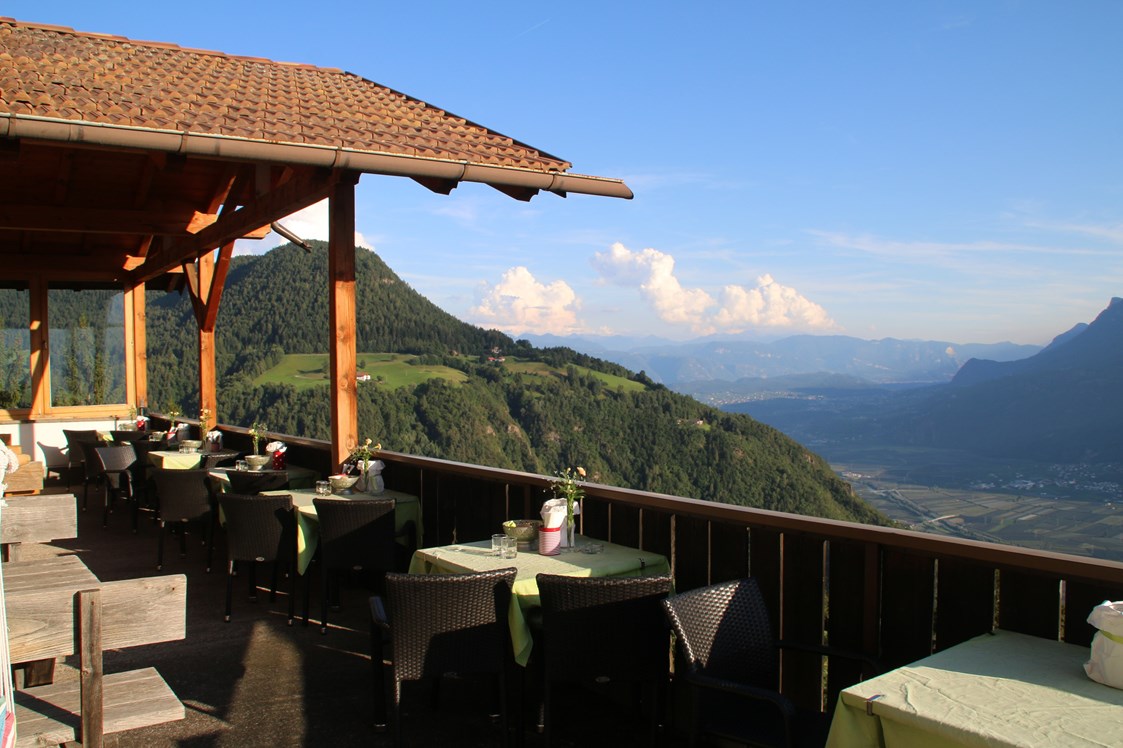 Frühstückspension: Terrasse mit herrlichem Ausblick - Panoramapension Etschblick