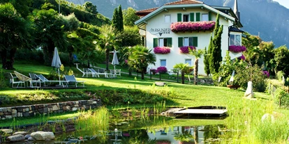 Pensionen - Neumarkt - Hausansicht mit Teich - Burgunderhof