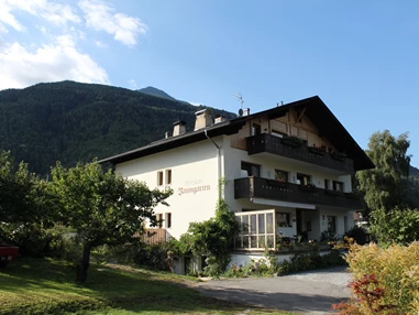 Frühstückspension: Die Pension Baumgarten befindet sich abseits des kleine Dorfes Tabland bei Naturns in ruhiger Lage. - Pension Baumgarten