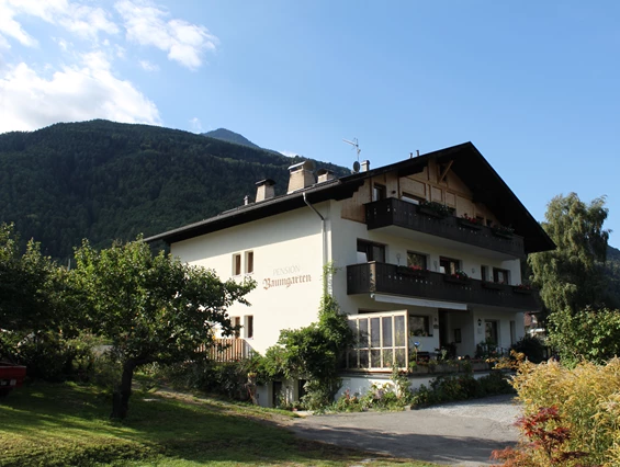 Frühstückspension: Die Pension Baumgarten befindet sich abseits des kleine Dorfes Tabland bei Naturns in ruhiger Lage. - Pension Baumgarten